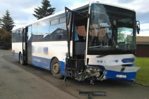 Hasiči se postarali o čtyři desítky dětí. Autobus, který je převážel, měl nehodu