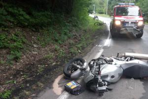 Bude mít pomníček u silnice? Motorkář nepřežil srážku s osobákem