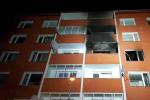 Hasiči zachránili z hořícího bytu zraněnou osobu. Dalších 40 lidí evakuovali