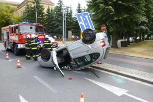 Po nehodě jeden z osobáků skončil na střeše, dvě zraněné osoby