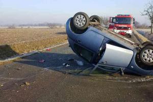Řidička převrátila auto i s dvěma dětmi na střechu. Všichni svatí stáli při posádce