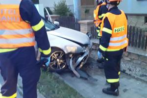 Nejdříve mimo silnici a pak rovnou do zídky. Řidič se nezranil