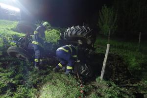 Zraněný řidič traktoru několik hodin pod převráceným strojem