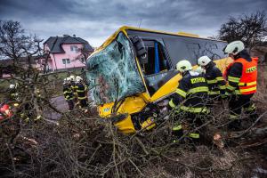 U Černčic havaroval autobus s cestujícími, pět lidí se zranilo