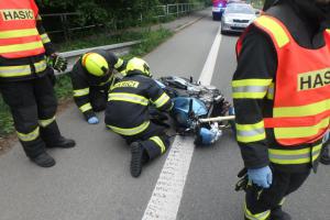 Během svátečního dne zasahovali hasiči u tří dopravních nehod motorkářů