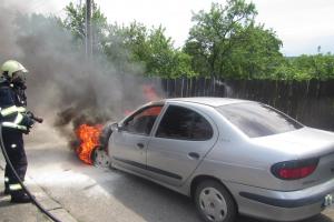 Školáci v Tečovicích měli pozdvižení. Před školou hořelo auto