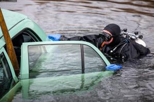 Muž na Náchodsku z garáže vytlačil automobil, ten ihned sjel do řeky