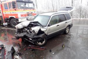 Dopravní nehoda v Havířově. Hasiči vyprošťovali dvě zraněné osoby z felicie