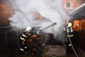 Hořel sice jen přístřešek na dřevo, ale požár si dělal další chutě