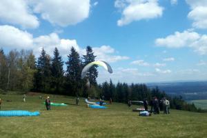 Smůla na nebi. Na Zvičině havarovali během jedné hodiny dva paraglidisté