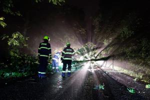 Pardubicko: Hasiči celou noc odstraňovali následky silné bouřky