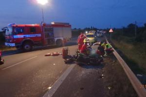 Motorkář u Jaroměře narazil zezadu do dodávky. Vážně se zranil