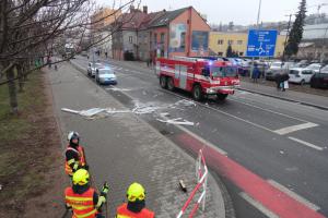 Výbuch v panelovém domě v Náchodě. Vzduchem létala okna i rámy