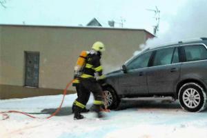 Řidička daleko nedojela. Vozidlo pohltily plameny hned před garáží
