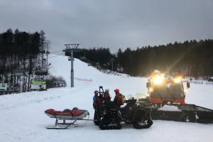 Lanovka, na kterou spadl strom, uvěznila 71 lyžařů