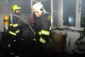 Byt v plamenech, osm osob z domu uteklo, hasiči zbylé vyváděli