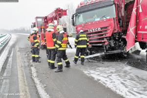 Klouzačka na dálnici D10 zohýbala kamion, řidič je zraněný