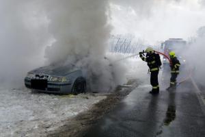 Požár osobního auta u Loun