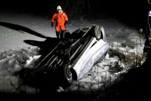 Začíná to snad být módní? Další řidič vykoupal sebe i své auto v rybníku