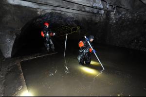 Potápěči pražských hasičů pátrají po muži v podzemí Motolského potoka