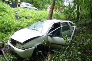 Auto zůstalo viset ve stráni, hasiči uvnitř vozu ani v jeho okolí nikoho nenalezli