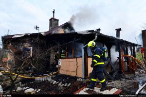 Advent požár nectí, v Šenově zabil člověka. Marná snaha o oživení (VIDEO)