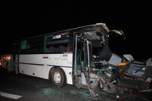 Odnesl to jenom řidič autobusu. Střetl se s kamionem na Kolínsku