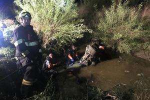Osobní auto skončilo v řece Sázavě, jedna osoba přežila, druhá nikoliv