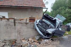 Osobní automobil narazil do betonového plotu, zraněna byla jedna osoba