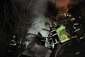 Požár přístřešek bezdomovců zcela zničil, explodovala i tlaková láhev