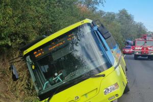 Autobus se "neudržel" na silnici