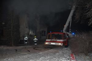 Na Kolínsku byl požárem zničen rodinný dům, plameny popálily jednu osobu