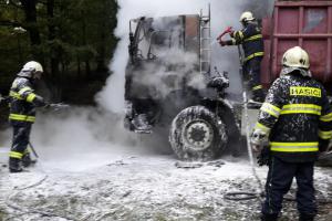 U Českého Krumlova hořelo nákladní auto, kabina lehla popelem