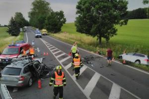 Neděle na Hradecku: Hasiči zasahovali u dvou vážných dopravních nehod