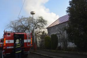 Při požáru rodinného domu v Debři zemřela žena