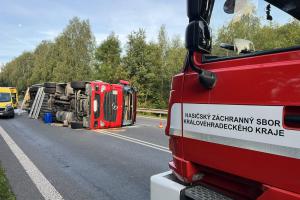Zásah hasičů u nehody kamionu mezi Vysokovem a Náchodem