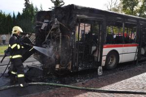 V Kladně shořel autobus městské dopravy. Závada byla v motoru