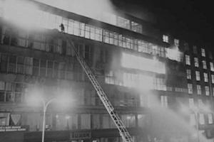 V roce 1974 se pražský Veletržní palác změnil ve skleněné peklo V roce 1974 se pražský Veletržní palác změnil ve skleněné peklo