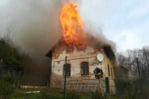Požár rodinného domu v Držkově ukázal, co umí. Hasiči taky.