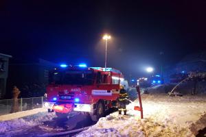 Nájemník asi skladoval, co neměl. Požár hodoval v domku v obci Buk (VIDEO)