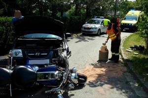 Motocyklista se střetl s osobním vozem. U Bylan narazil řidič do mostku