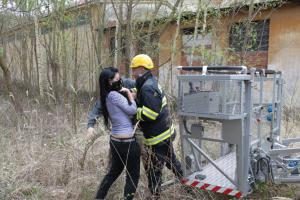 Silvestrovské kuriozity hasičů z Karlovarska: Dáma s rybou na stromě
