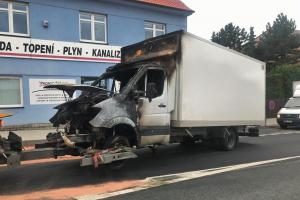 Anděl strážný byl nablízku. Řidiče z hořící dodávky vyprostil náhodný svědek