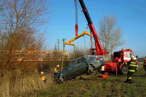 Předvánoční koupel je zřejmě v oblibě. Hasiči vyprošťovali automobil z koryta řeky