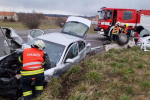 Bouračka u Horních Ředic. Dva zranění, z toho jedno dítě