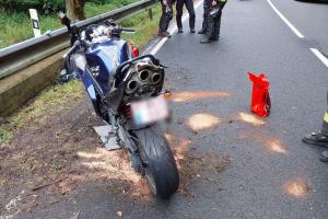 Pro zraněného motorkáře povolala záchranná služba vrtulník
