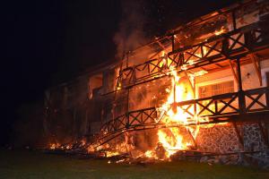 U Chebu vyhořel hotel Stein, hasiči evakuovali pět hostů