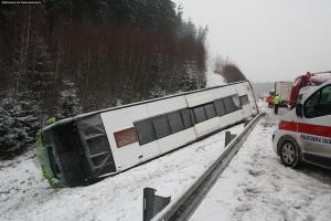 Dálnice D5: Nehoda dvou kamionů, autobusu a pět zraněných