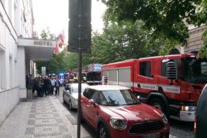Pračka v plamenech, hoteloví hosté na ulici a k tomu hodně kouře