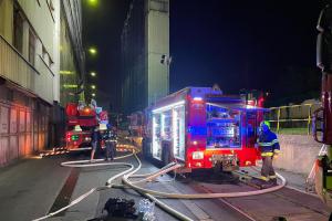 Požár vzduchotechniky ve výrobním areálu. Evakuace osob (VIDEO)
